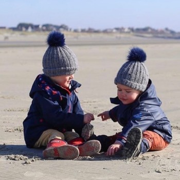 Childs hat with M faux fur pom-pom