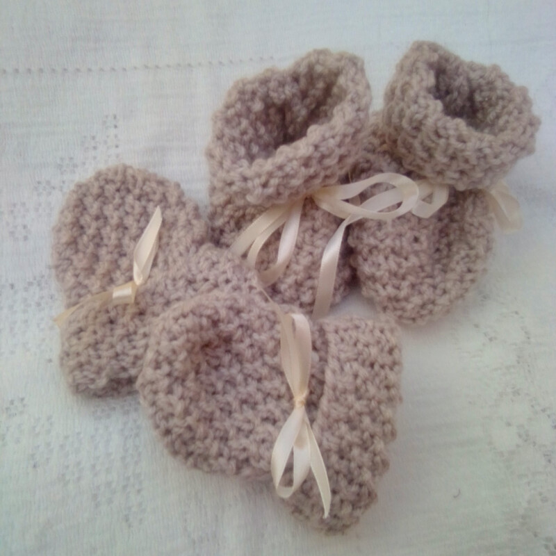 Baby's Hand Knitted 4 Piece Pram Suit - Age 0 - 3 mths - Chest 16 ins -  £27.50