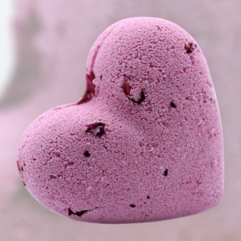 Love Heart Bath Bomb 70g - Ylang & Rose